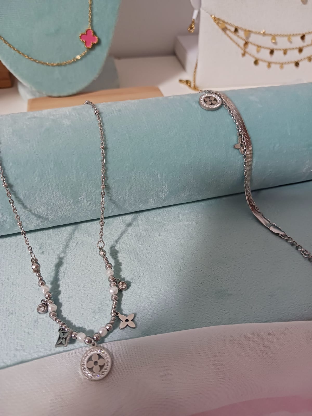 Collar y pulsera en acero inoxidable con dijes y perlas – elegancia que inspira