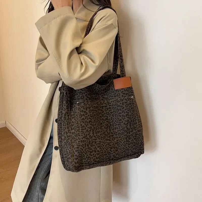 Bolso de mano con diseño de leopardo, oscuro