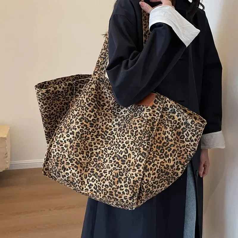 Bolso de mano con estampado de leopardo