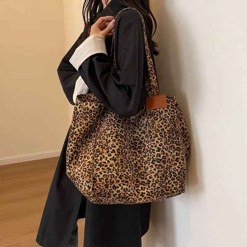 Bolso de mano con estampado de leopardo