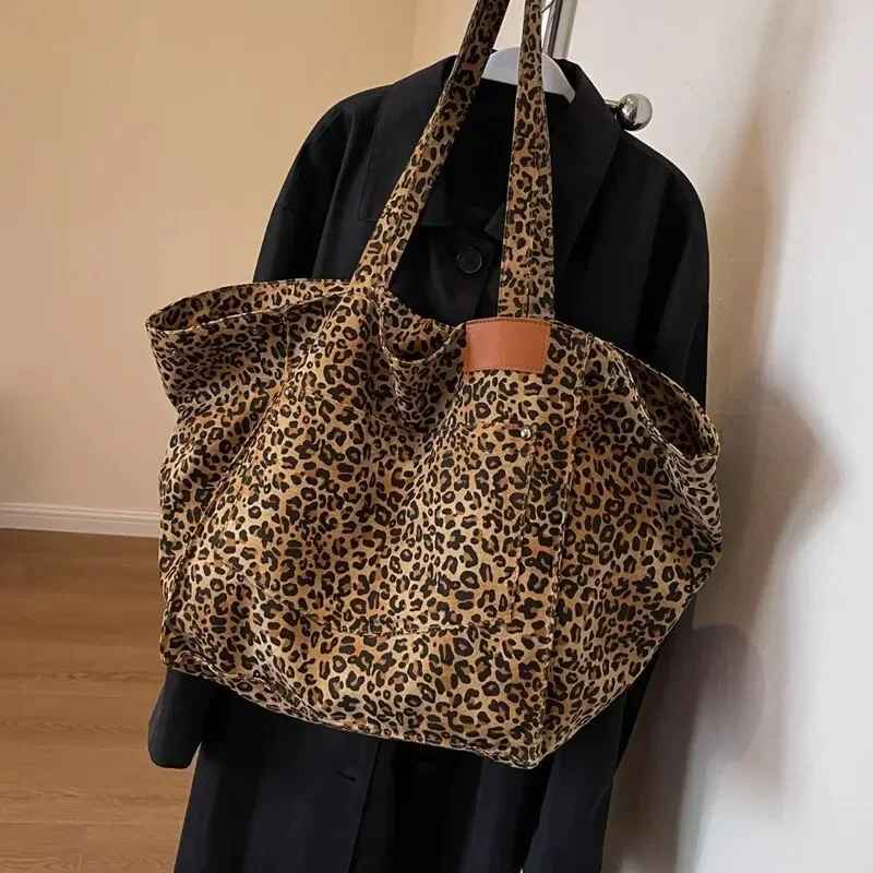 Bolso de mano con estampado de leopardo