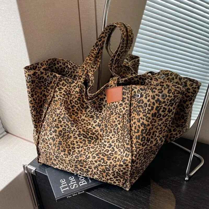 Bolso de mano con estampado de leopardo