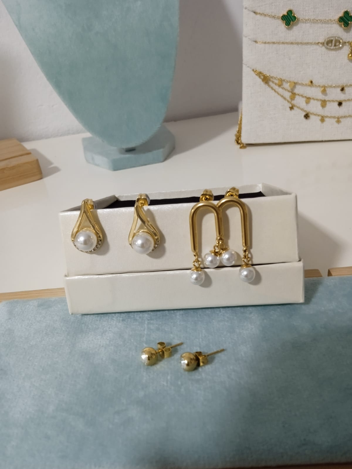 Set de 3 pares de pendientes dorados con perlas y cristales – Elegancia versátil para cada ocasión