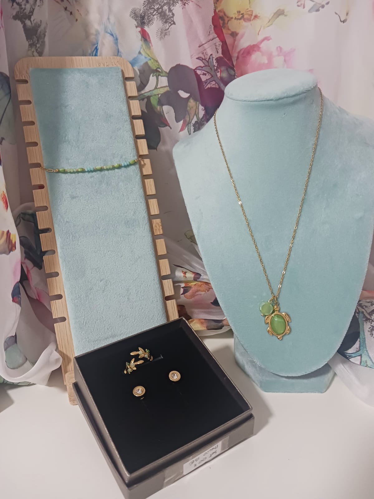 Set de collar con tortuga, pulsera y accesorios dorados – Inspiración natural con piedras verdes