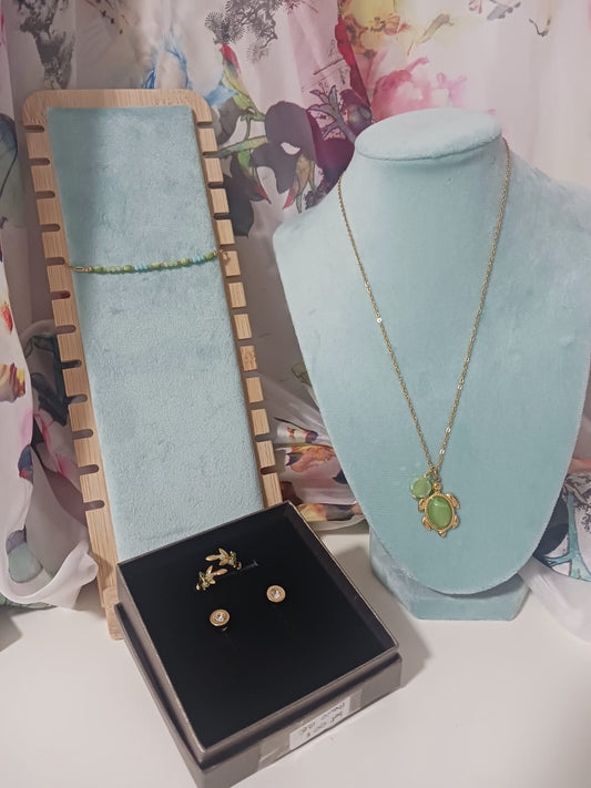 Set de collar con tortuga, pulsera y accesorios dorados – Inspiración natural con piedras verdes