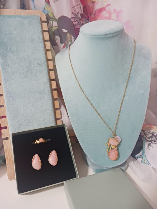 Set de collar y pendientes con piedra rosa – Estilo delicado y femenino con diseño de gatito