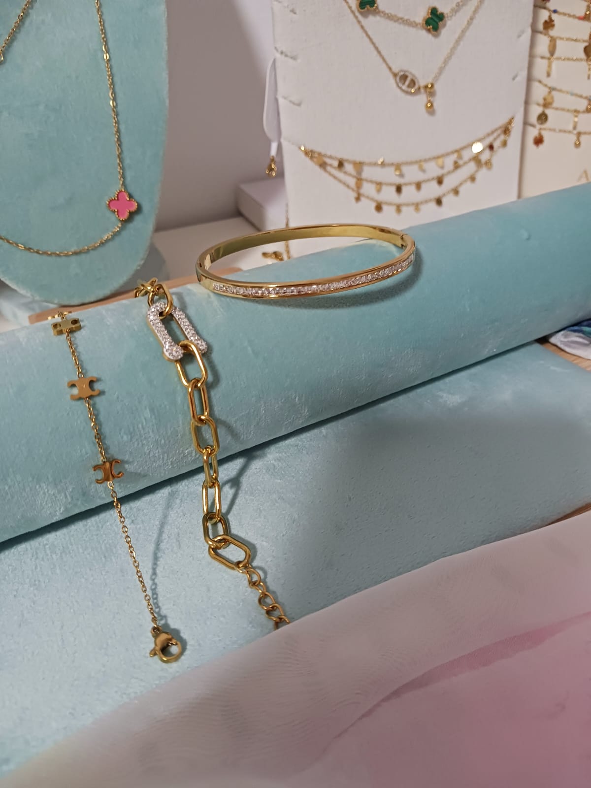 Pulseras doradas modernas para mujer – estilo, brillo y elegancia