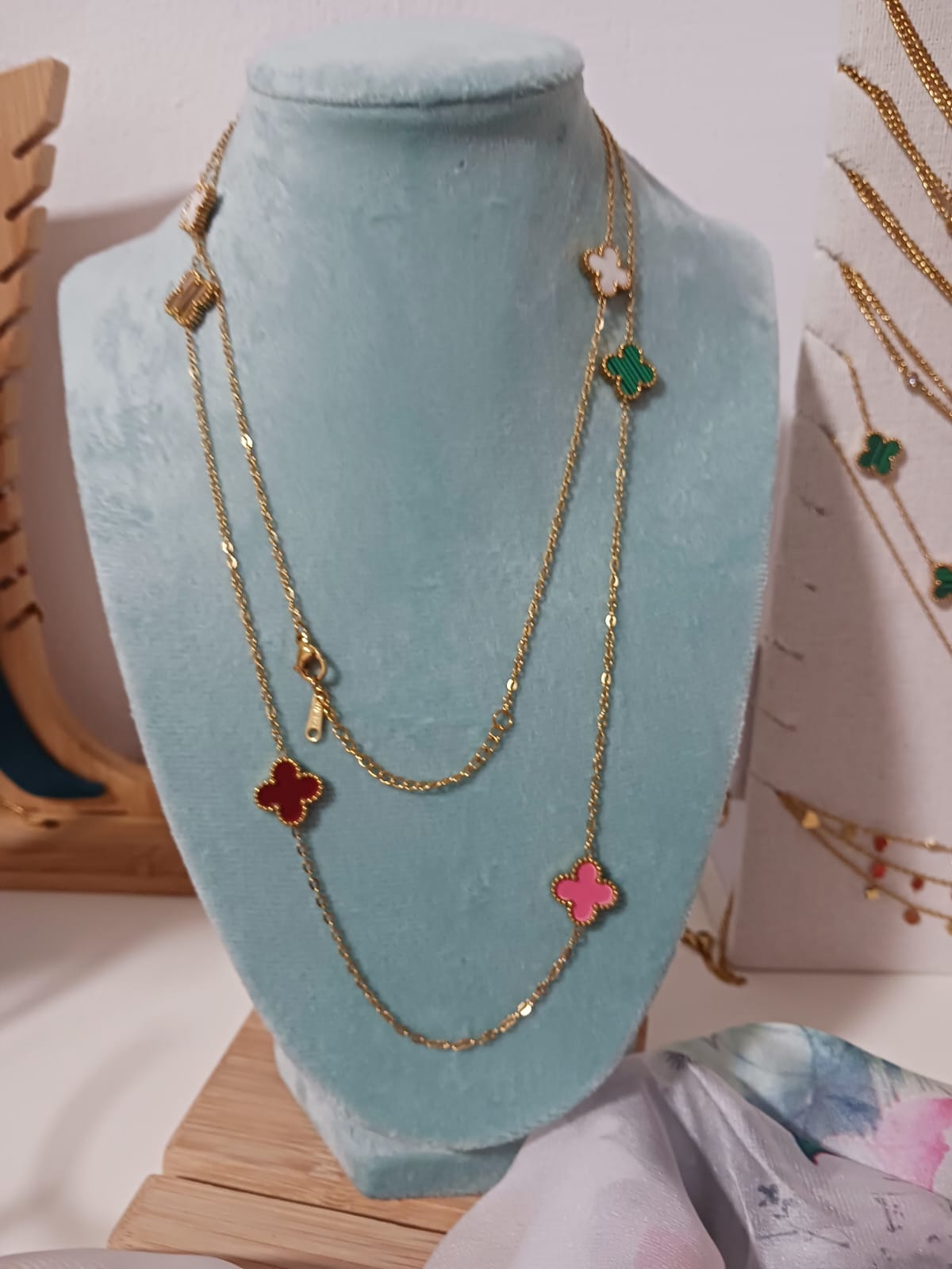 Collar largo con charms de trébol en colores vibrantes