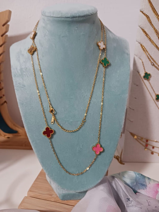 Collar largo con charms de trébol en colores vibrantes