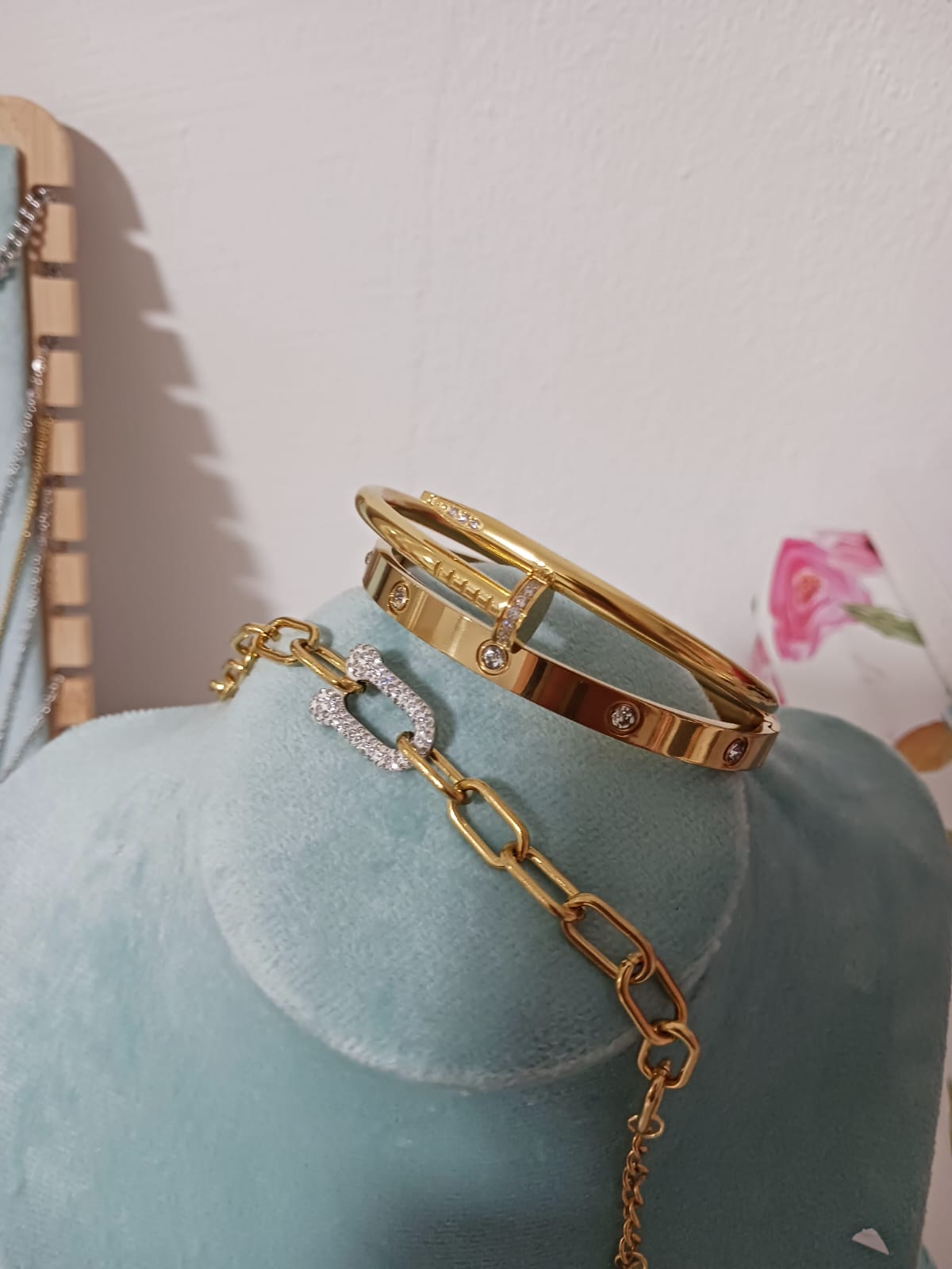 Set de 3 pulseras doradas con detalles elegantes en acero inoxidable