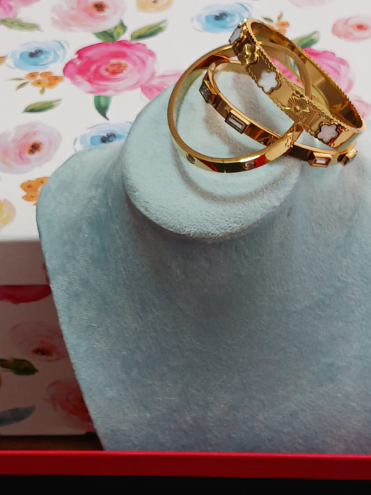 Elegante set de joyería dorada para mujer - Pulseras y brazaletes de lujo