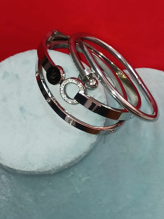 Este set de brazaletes plateados en acero inoxidable