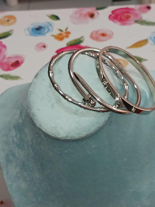 Este set de brazaletes plateados en acero inoxidable