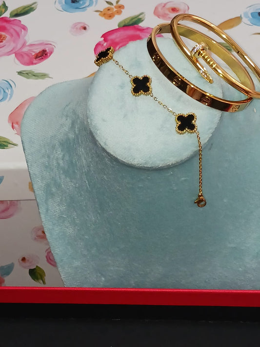 Elegante set de joyería dorada de acero inoxidable.