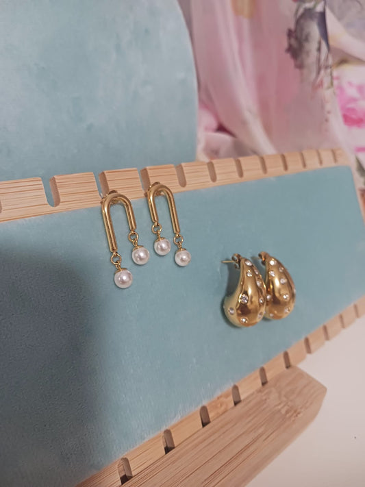 pendientes dorados mujer, pendientes con perlas colgantes, aros dorados con cristales, bisutería elegante 2025, joyería femenina moderna, accesorios de moda mujer