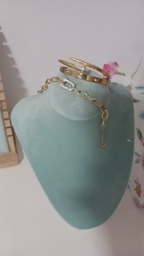 Set de 3 pulseras doradas con detalles elegantes en acero inoxidable